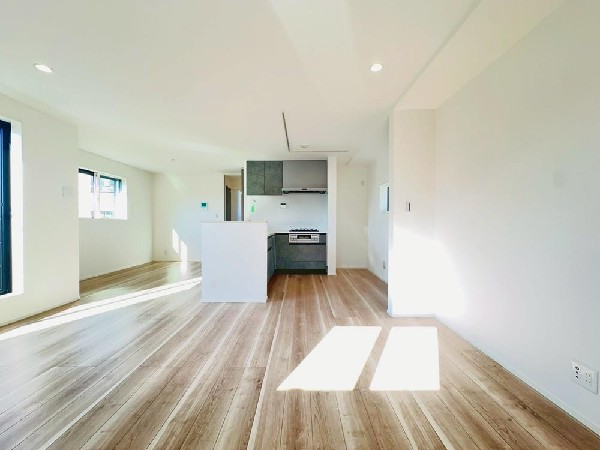 ☆☆家族の会話や笑顔が行き交うリビング☆☆  リビングで子供を走り回らせたい♪大きなソファやダイニングテーブルでゆったり食事をしたりくつろぎたい♪そんな夢が叶えられる空間です♪