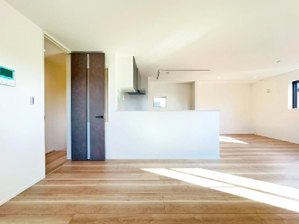 窓をあけるとすがすがしい空気が肌をひきしめる朝。鳥たちのさえずりが「おはよう」のあいさつに聞こえる。大好きなオムライスとコーヒーの香りにゆっくりと笑顔に変わっていく時間。