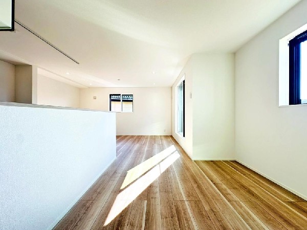 家族の思いを抱きながら、平和であることに感謝したくなる悠久の時。あたかかく感じるのは、陽当りだけではなかった！広く和やかに暮らせる空間と、家族の存在が胸にジーンと響きわたる。