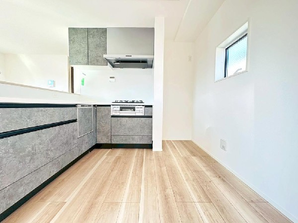 家族で並んでクッキング。皆でわいわい楽しく作るお料理は愛情たっぷりのごちそうに。キッチンで過ごす家族時間は大人になっても心に残る素敵なオンリーワン。