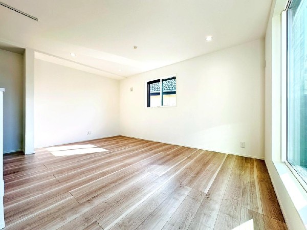 新しい木の香りと真っ白なクロス。そして優しい家族の笑顔。何時間でもここにいたいと思える快適リビング。