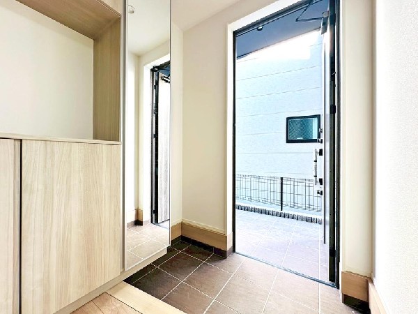 外観:今日も気合いを入れて出勤。「行ってきます」「行ってらっしゃい！」という声が楽しげに聞こえる。憧れのマイホームなら出発のドアの音も心地よく爽やかな朝のサウンドに。