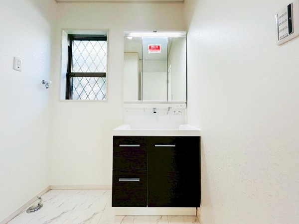 ゆとりの洗面スペースで朝の身支度も快適スムーズに。三面鏡で髪のセットやお化粧もストレスなくこなせ、朝から気分良く通勤通学に向かえそうですね！鏡の裏にはたっぷりと収納スペースを標準装備！