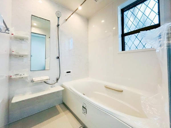 ユニットバスはゆったりとくつろげる1坪タイプ。足までしっかりと伸ばせる浴槽は、心身ともにしっかりと疲れを癒してくれます。お子様と一緒の入浴でも充分な広さです。