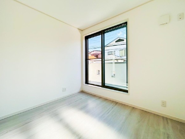 清潔感あるカラーで仕上げられた内装です。世代を問わず人気で、インテリアも合わせやすい色調ですので、落ち着きと安らぎを感じさせる雰囲気になっています。