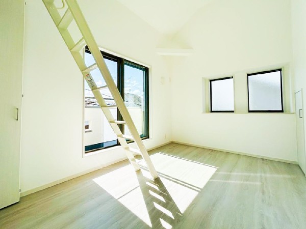 ２面採光でお部屋の隅々まで明るい印象の居室。おひさまの光を、爽やかな風をたっぷりと取り込めます。居室内はいつも明るいので、毎日の生活も自然と明るくなりますね。