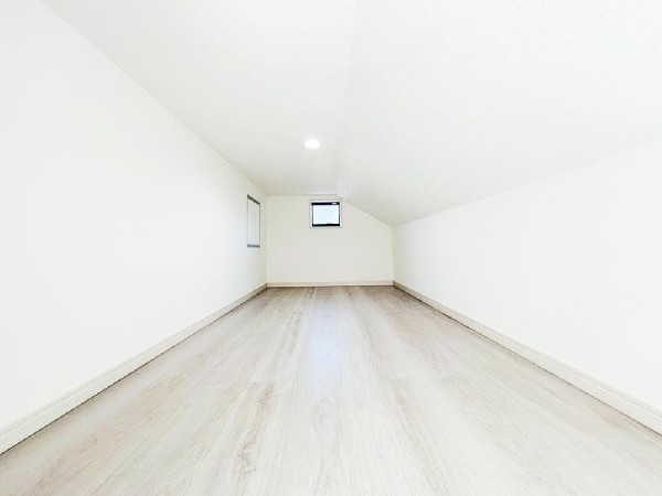 勾配天井を生かしたロフトスペースを完備。季節用品や捨てられないご家族の思い出もしっかりと収納できます。居室空間を邪魔しないスペースなので、多趣味で荷物の多いご家族にピッタリ。