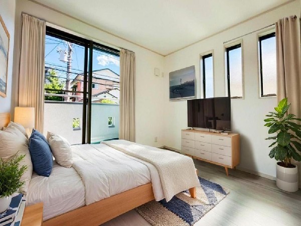 光を取り込みやすい2面採光の居室は日当たり良好です。クローゼットの完備で収納スペースも十分。(本画像はCGで作成しており、実際に現地に家具はおかれておりません。また価格に家具は含まれておりません。）