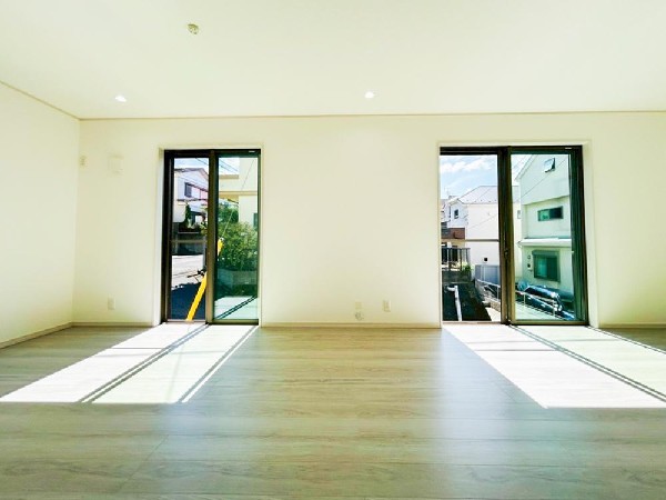 ＬＤＫのメインとなる大きな窓。２連の広い開口部から暖かい陽射しが長い時間射し込みます。天気の良い日は是非窓を開けて風通しの良さもご体感下さい。明るいＬＤＫがご家族団欒の時を作ります。