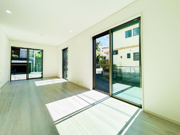 家族だんらんのスペースとなるリビング。窓が多い設計なので色々な角度から光が取り込めます。明るいリビングで新しい生活を。