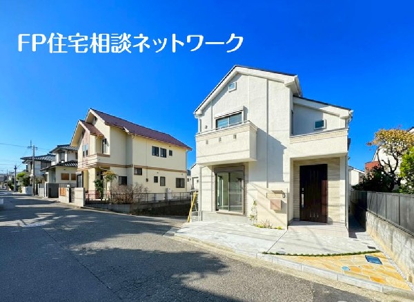 外観:白を基調にしたモダンな外観。長く愛着を持って住むからこそシンプルな色目に仕上げました。アクセントカラーで外壁を分けることで立体感が生まれ、どの角度からでも異なる表情を感じることが出来ます。