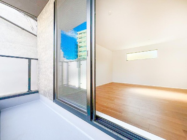 ◇居室◇  光が沢山取り込める大きな窓。日差しを長時間受ける事が出来る暖かいお部屋です。もちろんペアガラスなので、遮音性に優れ、結露も発生しにくい構造。サッシ周りのカビが発生しにくくなりますね。