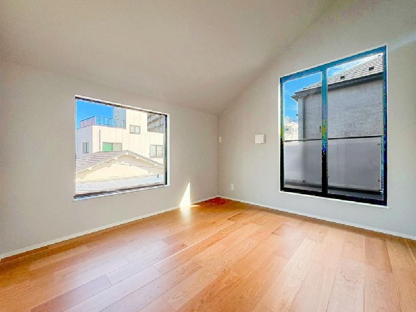 ◇居室◇  2面採光でお部屋の隅々まで明るい居室。おひさまの光を、爽やかな風をたっぷりと取り込めます。居室内はいつも明るい印象ですので、気持ちの良い朝を迎えられそう。毎日の生活も自然と明るくなりますね。