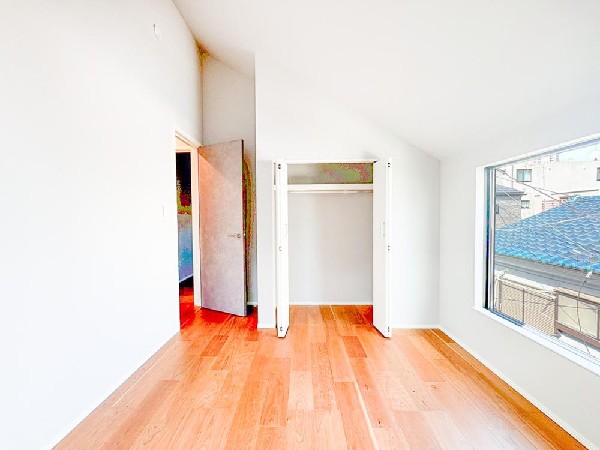 ◇居室◇  遊びも！勉強も！兄弟仲良く、家族の会話が増える間取りです。居室内はいつも明るい印象で、気持ちの良い朝を迎えられそう。毎日の生活も自然と明るくなりますね。