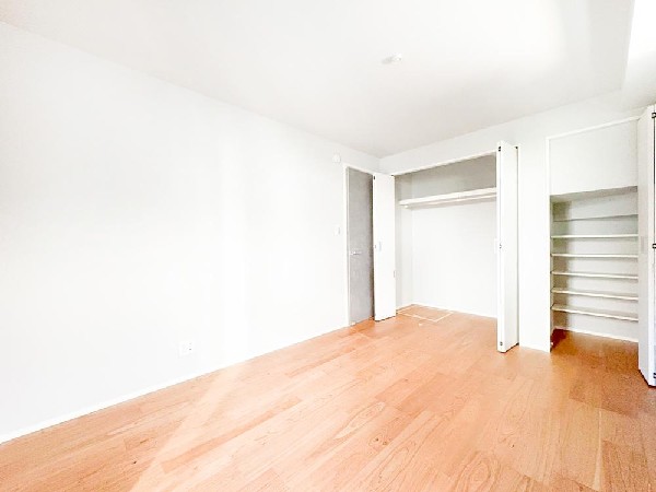 ◇居室◇  収納力が豊富な大型クローゼット。普段着やスーツはもちろん、コート類などもしっかり掛けられます。奥行きもあるので、収納ボックスをそのままクローゼットの中へ。部屋にものが出ずスッキリしますね。