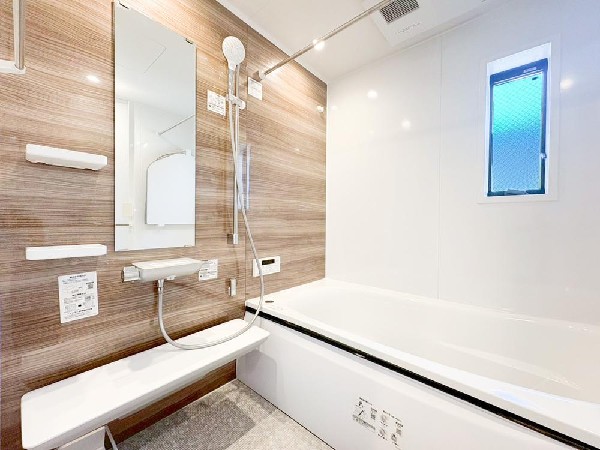 ◇浴室◇  ゆったりと寛げる広々バス。殆どの方は足を伸ばして入浴することが可能で一日の疲れを癒す貴重なバスタイムです。お子様とご一緒にリビングとは違った家族団欒のひと時をお楽しみ下さい。