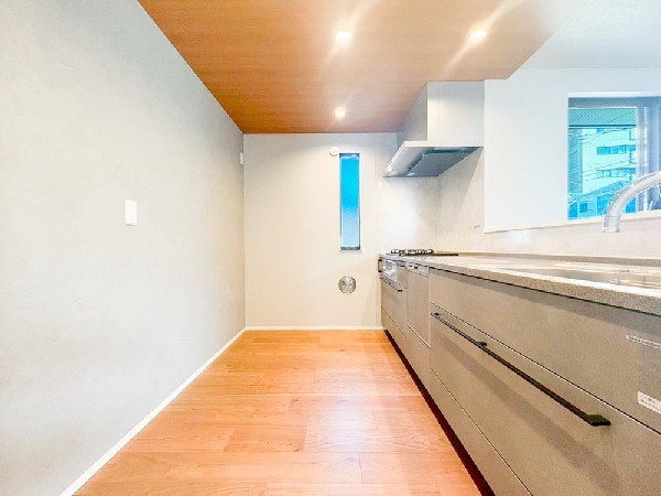 ◇キッチン◇  リビングで遊ぶお子様を見守りながらお料理が出来る対面式カウンターキッチンは料理をしながらでもご家族との会話を楽しめます！大切なご家族をいつも身近に感じられ毎日のお料理も楽しくなりますね！