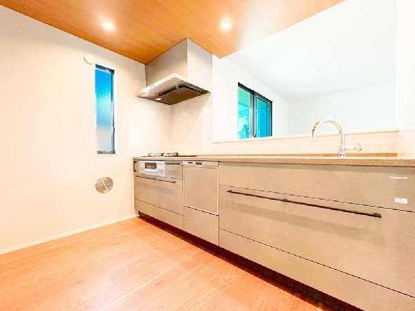 ◇キッチン◇  「浄水器・食洗機」を標準装備したキッチンはナチュラルな色合いで飽きのこないデザインです。小窓かがあるので料理中の気になる匂いも換気が行えます。
