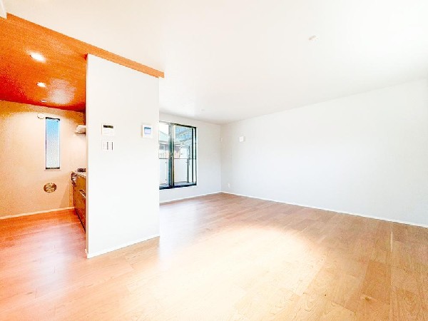 ◇キッチン◇  対面式のカウンターキッチンは、出来上がったお料理をカウンターに並べてお子様が運ぶなど、お手伝いの時間も増えそうですね！家族と会話をしながら料理を楽しめ一体感を感じられるキッチン。