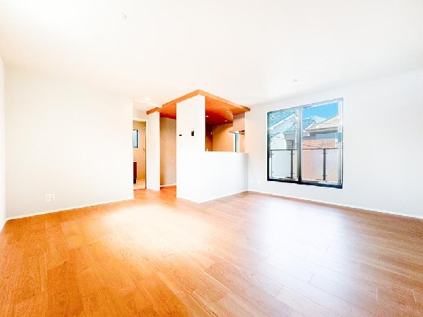 ◇リビング・ダイニング◇  ご家族が集まるからこそＬＤＫは拘りたいですよね！日光をたっぷりと取りこめるリビングでゆったりと過ごしませんか？子供たちが元気に笑いながら走り回っている姿が目に浮かぶ空間です。