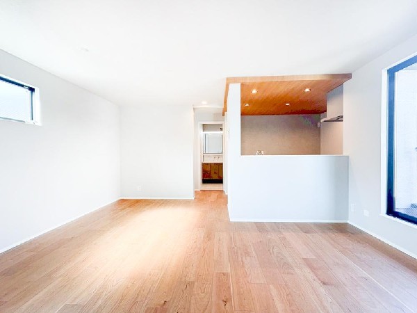 ◇リビング・ダイニング◇  家族だんらんのリビング。家具の配置がしやすい広さを確保しつつ、窓が多い設計は沢山の光が取り込める拘りの間取りです。明るいリビングで寛ぐ新しい生活をスタートさせてみませんか。