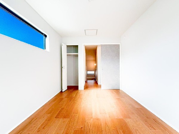 ◇居室◇  居室の一角にデザイン性の高い小窓を設けました。至るところまで光の入り方を考えプランニング致しました。光に満ちた心豊かな日々が日常となりますように。