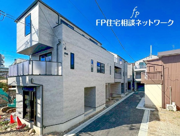 外観:◇外観◇  多彩な商業施設で賑わう「鶴見駅」より平坦徒歩11分。暮らしやすさが揃うこの地に、空に向かって伸びやかに建つスタイリッシュな3階建の邸宅が誕生しました。