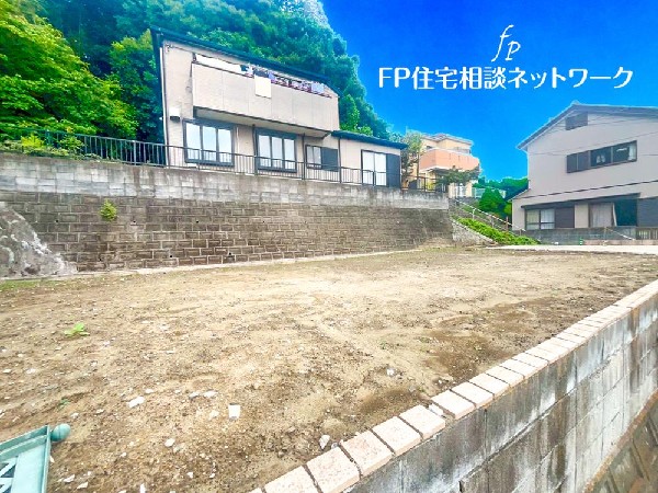 外観:開放感のある現地で、前面道路よりも少し高くなっておりますので、プライベート感も保たれます！高くなっている分、日当りや風通しも良く快適な生活が待っています！