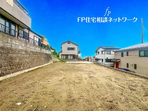 外観:良好な住環境が保たれたエリア。低層の一戸建を中心とした街並みが整然と続き周辺は高い建物が建っておらず、採光や開放性に恵まれ、空が広く緑の多い閑静な趣を感じる環境です。