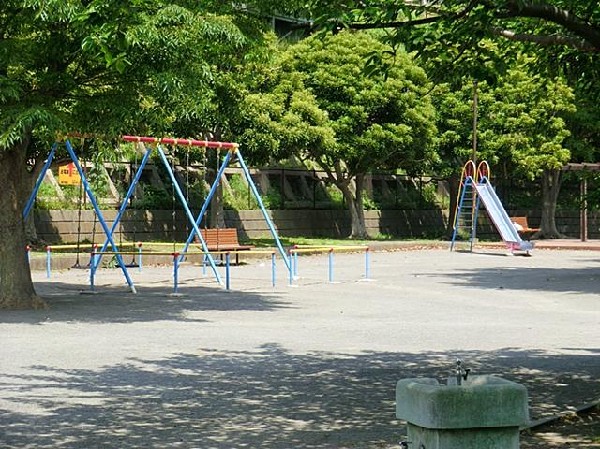 周辺環境:六浦第四公園(六浦第四公園まで400m)