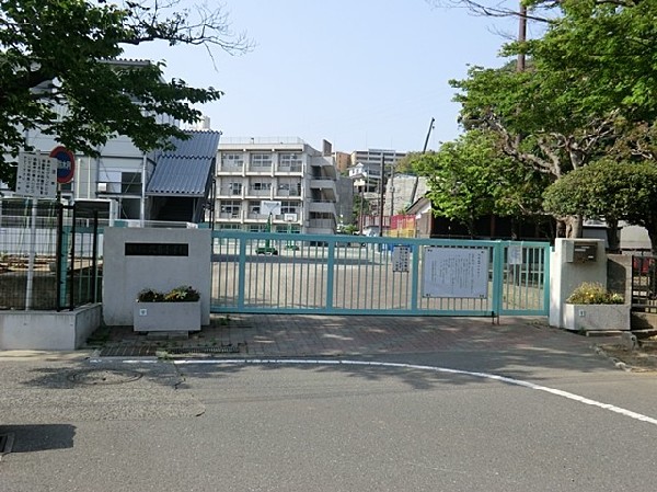 周辺環境:横浜市立六浦小学校(横浜市立六浦小学校まで100ｍ)