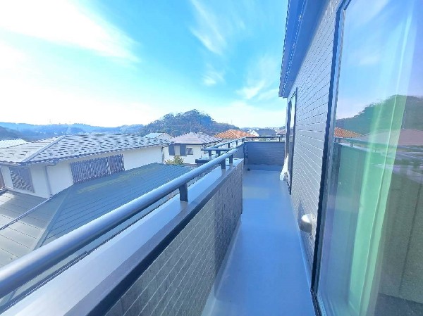 南からの明るい光が差しこむ陽だまりの空間