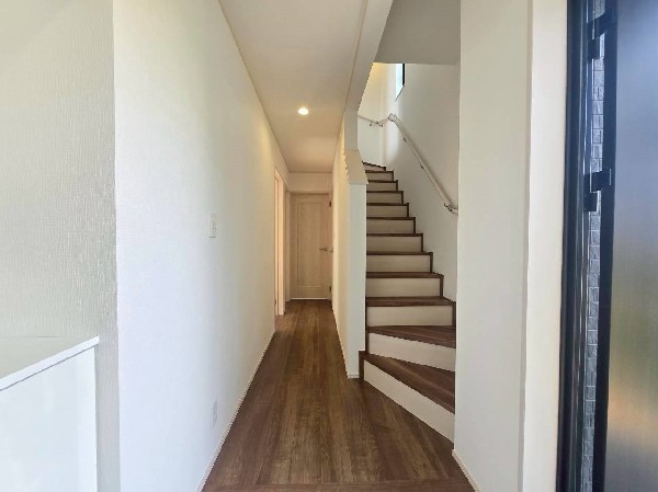 明るい玄関から気持ちの良い一日を笑顔でスタートすることができます