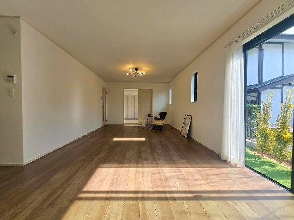 休日はおひさまの光をたっぷりと取りこめるリビングでゆったりと過ごしませんか