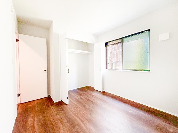 ◇居室◇  居室には収納クローゼットを完備！普段使いのお洋服や小物はもちろん、季節物のお洋服などもしっかりと整理整頓おしまい頂けます。居室空間をより広く隅々までお使いいただけますね。