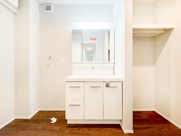 ◇洗面化粧台◇  たっぷりの大型収納を設けたシャワー付き洗面台で快適な暮らしを。収納力と機能性に優れたお手入れラクラクのゆったりとした洗面台で朝の忙しい時間でも身支度準備がスムーズに出来そうですね。