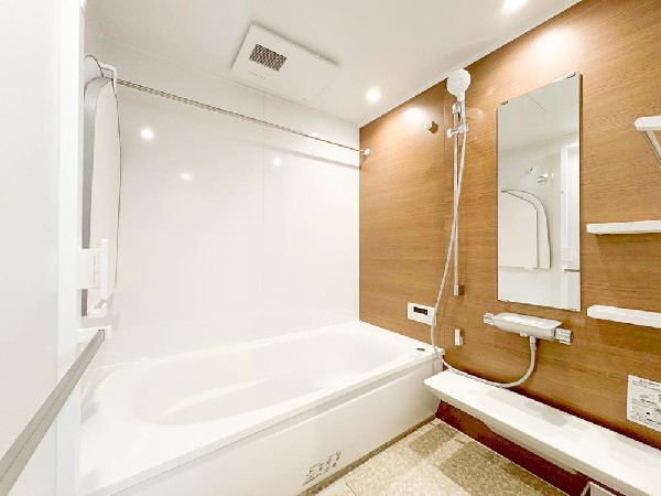 ◇浴室◇  ゆったりと寛げる広々バス。殆どの方は足を伸ばして入浴することが可能で一日の疲れを癒す貴重なバスタイムです。お子様とご一緒にリビングとは違った家族団欒のひと時をお楽しみ下さい。