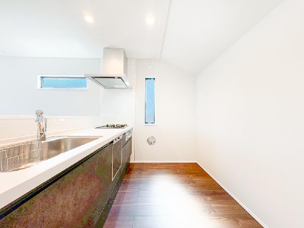 ◇キッチン◇  リビングを見渡せるので、テレビを見ながらでも作業ができます。食事前後の配膳、片づけもカウンター越しのやりとりが便利。ご家族も積極的にお手伝いしてくれる環境が自然と整います。