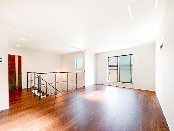 ◇リビング・ダイニング◇  ご家族が集まるからこそＬＤＫは拘りたいですよね！日光をたっぷりと取りこめるリビングでゆったりと過ごしませんか？子供たちが元気に笑いながら走り回っている姿が目に浮かぶ空間です。