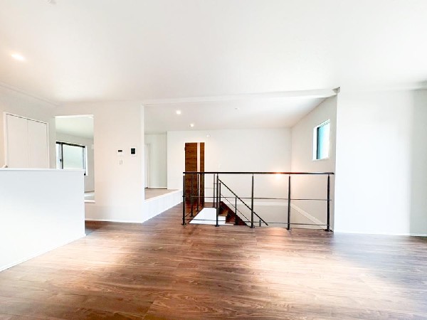 ◇リビング・ダイニング◇  想像以上の質感が訪れる者の心を離さない。フローリング素材、窓の配置、どれをとってもワンランク上の仕上がり。