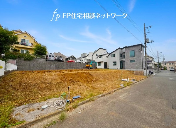 外観:柔らかな風と豊かな緑に包まれた落ち着きある閑静な住宅街に、３棟の邸宅が誕生です。