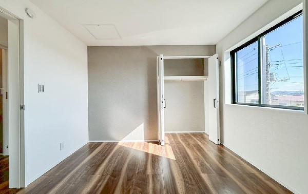 居室には収納クローゼットを完備！普段使いのお洋服や小物はもちろん、季節物のお洋服などもしっかりと整理整頓おしまい頂けます。居室空間をより広く隅々までお使いいただけますね。