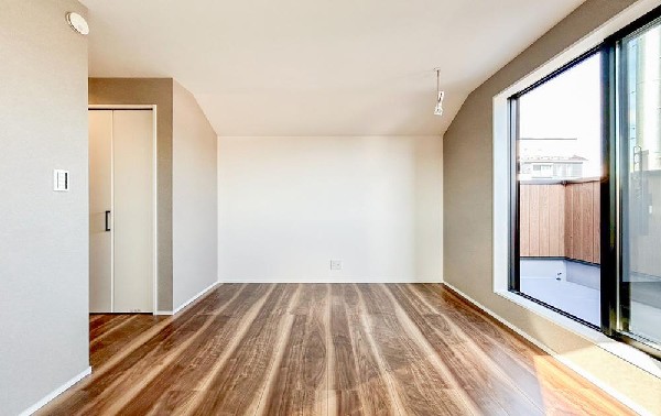 光が沢山取り込める大きな窓。日差しを長時間受ける事が出来る暖かいお部屋です。もちろんペアガラスなので、遮音性に優れ、結露も発生しにくい構造。サッシ周りのカビが発生しにくくなりますね。