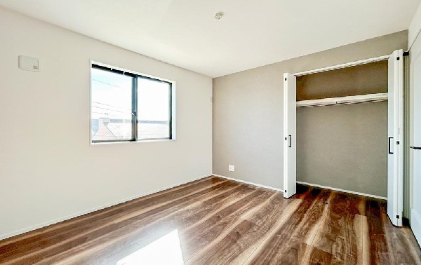 収納力が豊富な大型クローゼット。普段着やスーツはもちろん、コート類などもしっかり掛けられます。奥行きもあるので、収納ボックスをそのままクローゼットの中へ。部屋にものが出ずスッキリしますね。