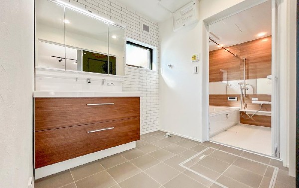 ゆとりのある洗面スペースで、朝の身支度やお掃除・片付けも快適スムーズです。３面鏡で髪のセットやお化粧もストレスなくこなせ、朝から気分良く通勤通学に向かえそうですね！