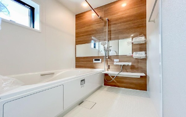 ゆったりとくつろげる広々バス。足までしっかりと伸ばせる浴槽は、心身ともにしっかりと疲れを癒してくれます。お子様とも一緒に浸かれ、ご家族みんなで一緒にバスタイムを楽しめますね♪