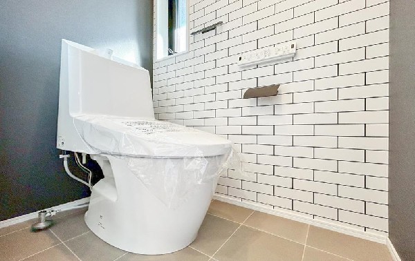 スッキリとしたデザインのトイレは明かり取りの窓からも光が取り込まれ日中は電気を消していてもご使用いただける明るさとなっております。