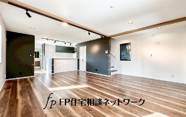 大切なご家族が集まるＬＤＫはこだわりたいですね！休日はおひさまの光をたっぷりと取りこめるリビングでゆったりと過ごしませんか？子供たちが元気に笑いながら走り回っている姿が目に浮かぶ空間です。