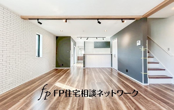 ご家族が集まるからこそＬＤＫは拘りたいですよね！日光をたっぷりと取りこめるリビングでゆったりと過ごしませんか？子供たちが元気に笑いながら走り回っている姿が目に浮かぶ空間です。