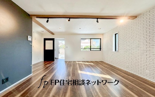 ソファを置いてゆったり寛げる広さのリビングは、ご家族の憩いの場にぴったり！2階にリビングを設けており、プライバシーを確保できます。道路からの視線も気になりません。